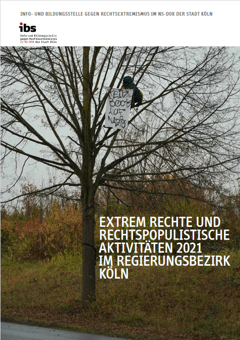 Titelbild einer Publikation. Person sitzt auf einem Baum und hält ein Transparent mit der Aufschrift "Kein Bock auf Nazis".