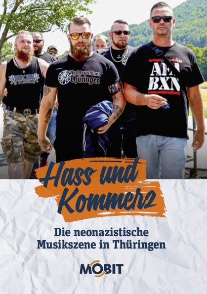 Das Cover der Broschüre zeigt mehrere Männer, die T-Shirts mit extrem rechten Codes tragen