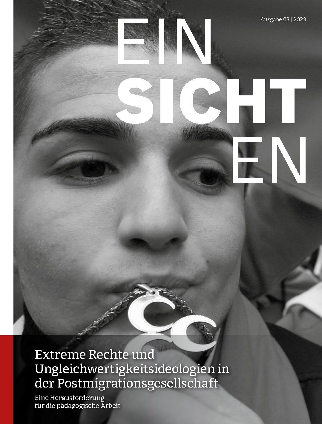 Cover der Broschüre: Eine Person küsst eine Halskette mit zwei Halbmonden