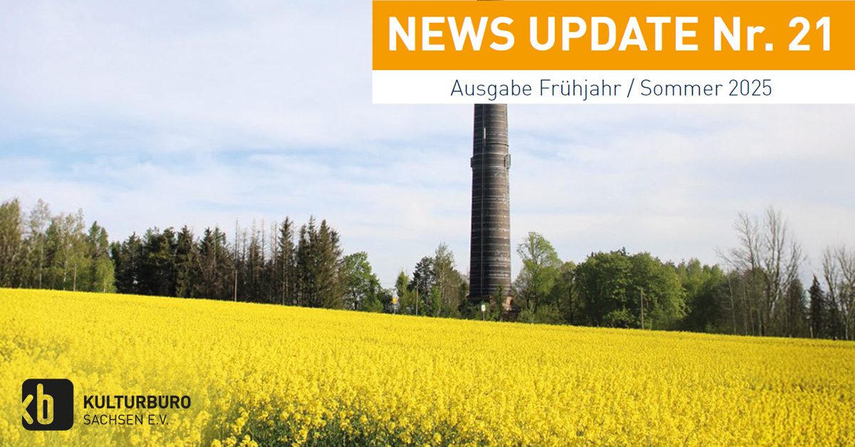 Cover des News-Update: ein blühendes Rapsfeld mit einem Industrieschornstein im Hintergrund